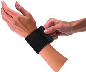 Mueller Elastic Wrist Support with Loop - Black