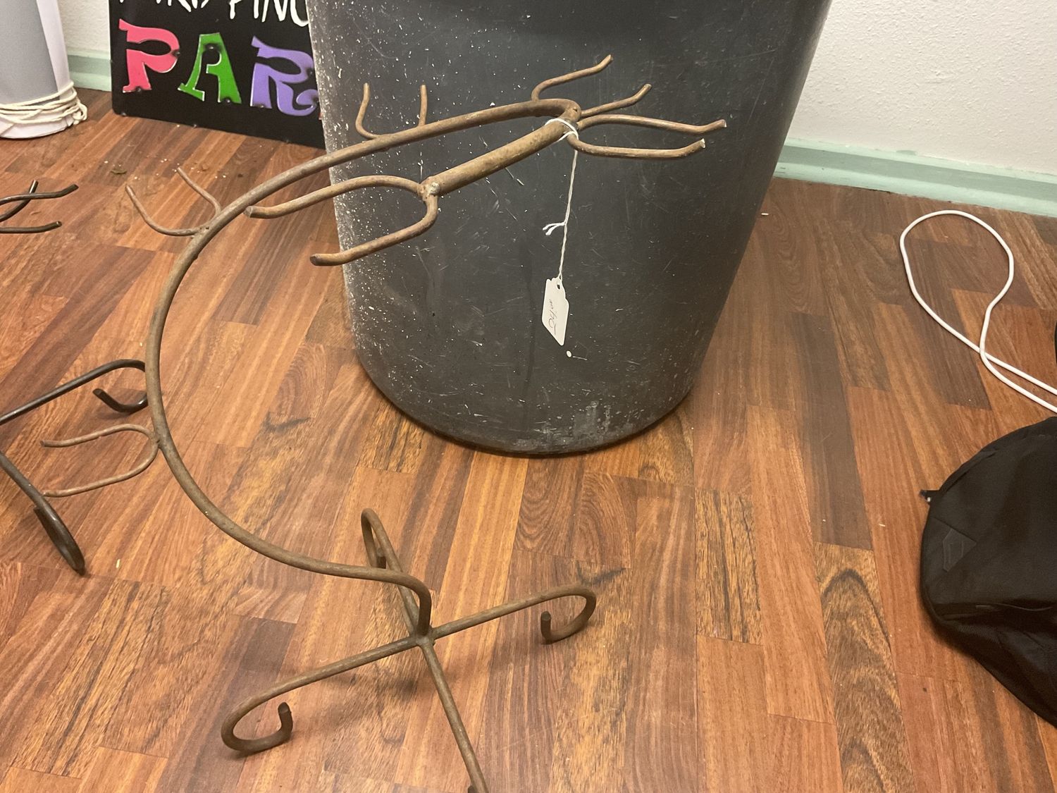 Wine spiral bottle holder w legs