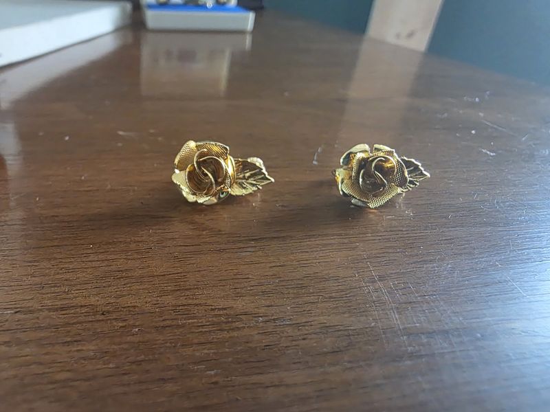 Avon Golden Rose Earrings