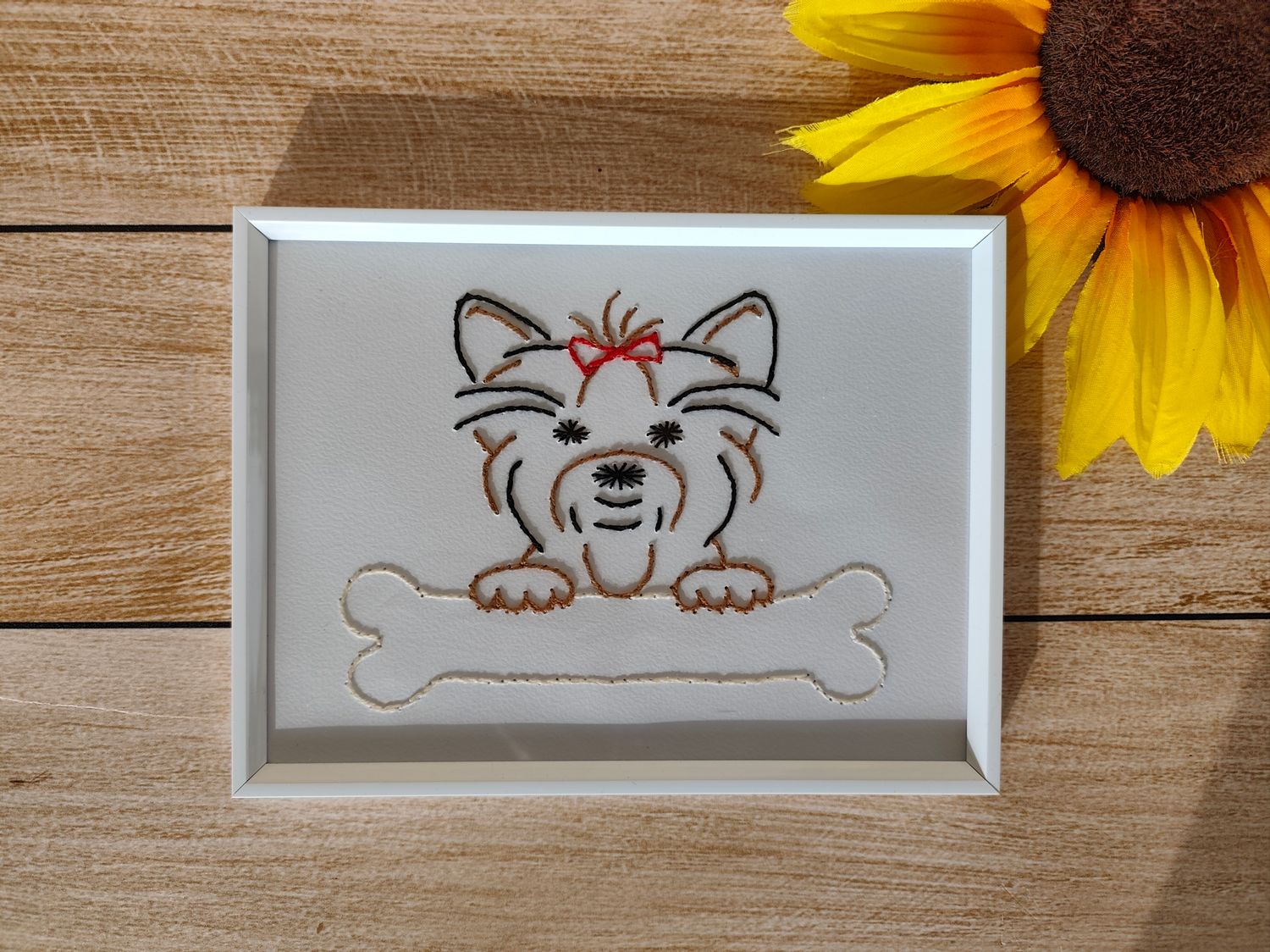 Ročno zašita slika Yorkshire Terrier v okvirju 20.5x15.5cm