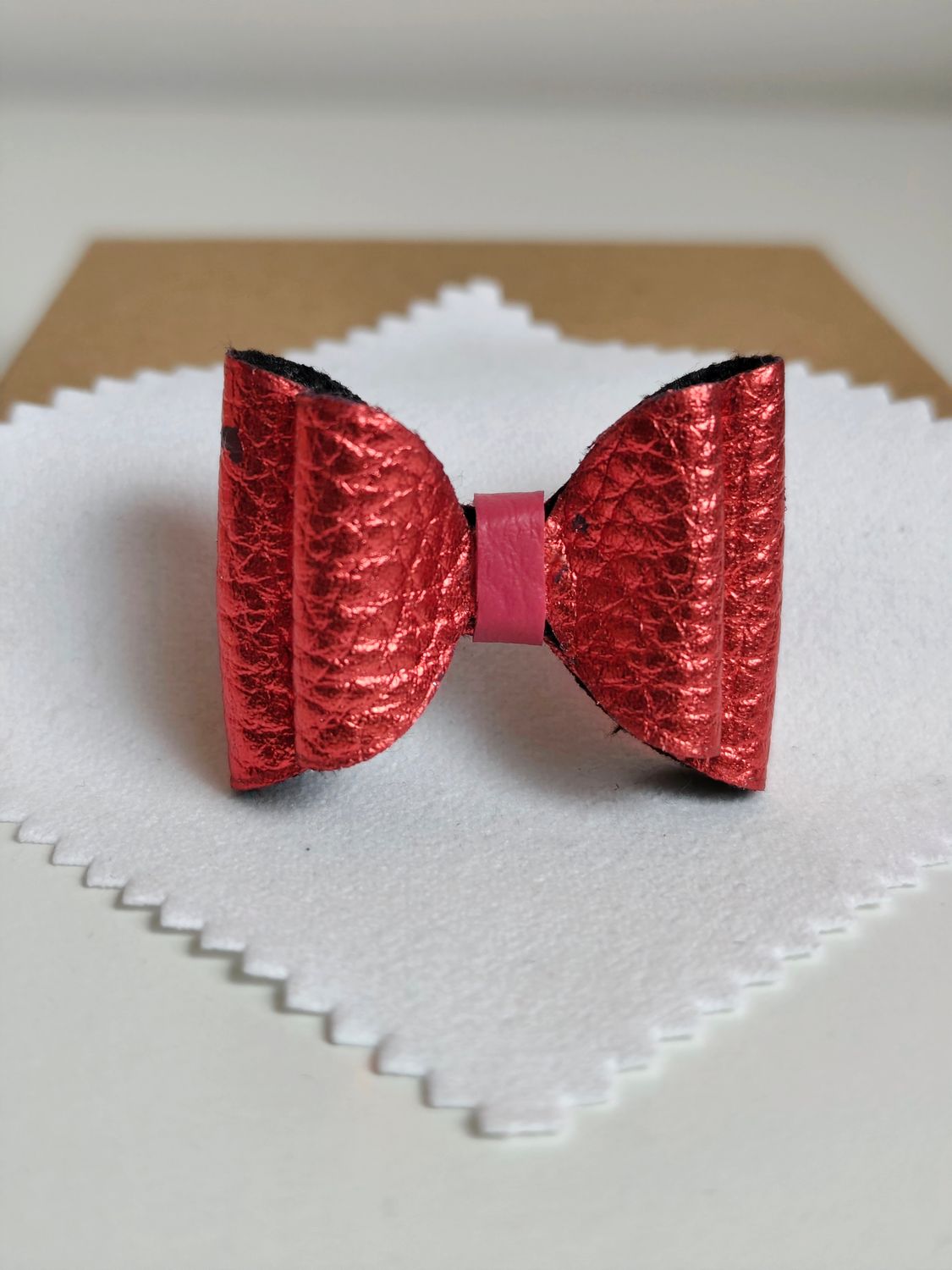 Bleščeča rdeča mašnica 4 x 3 cm s špangico