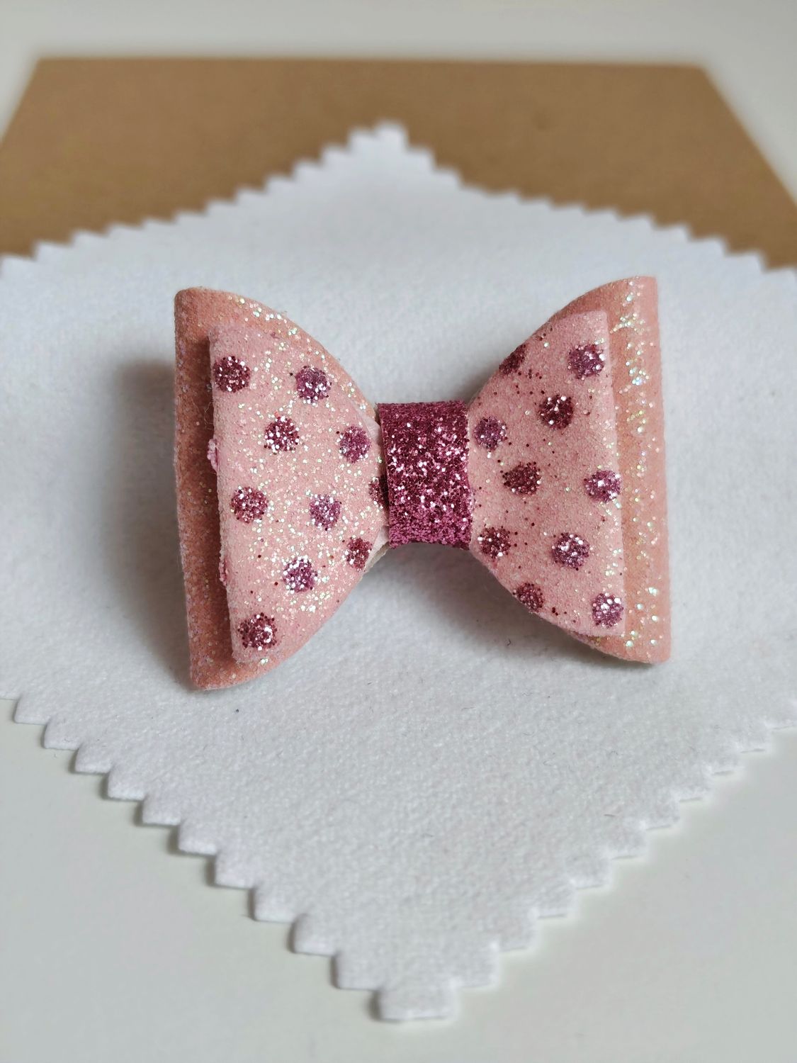 Majhna bleščeča roza mašnica 4 x 3 cm, s špangico