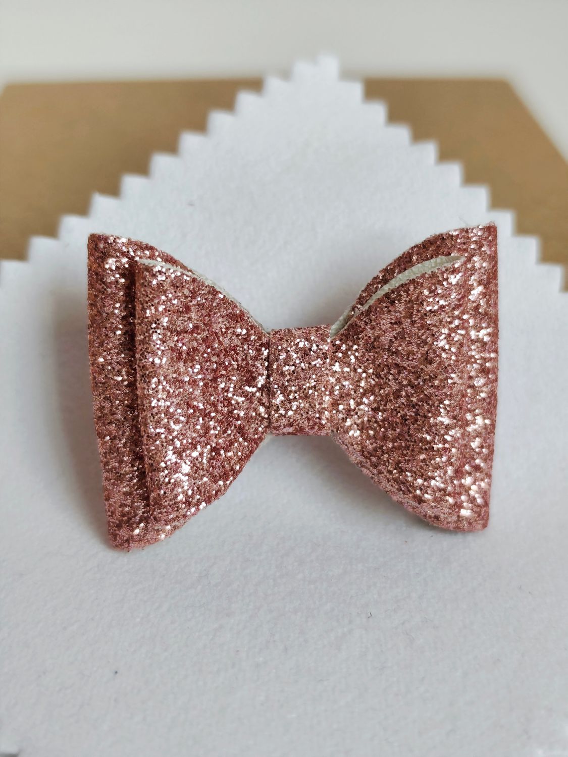 Majhna bleščeča roza mašnica s špangico, 4 x 3 cm