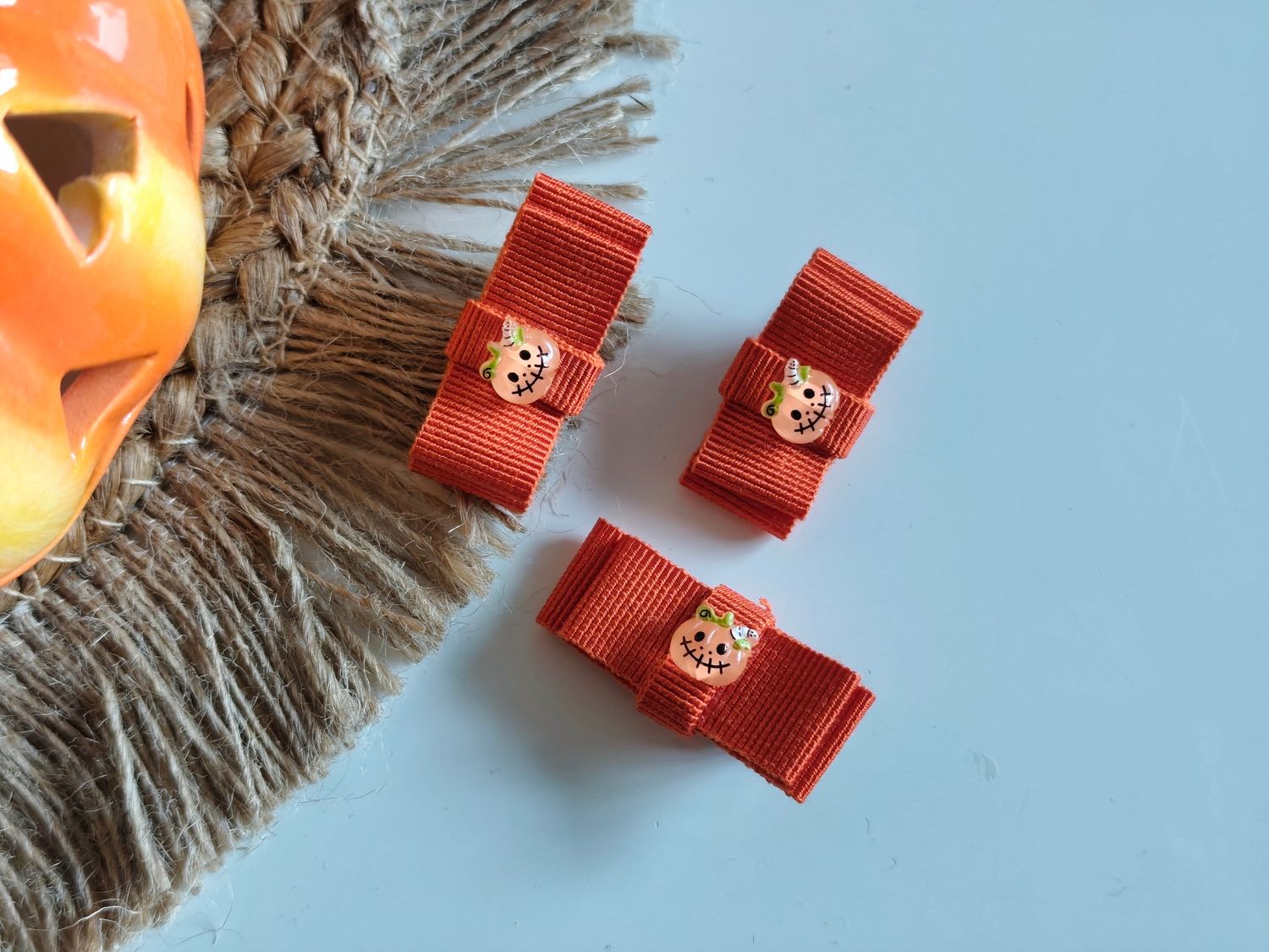 Mala oranžna mašnica s sponko HALLOWEEN
