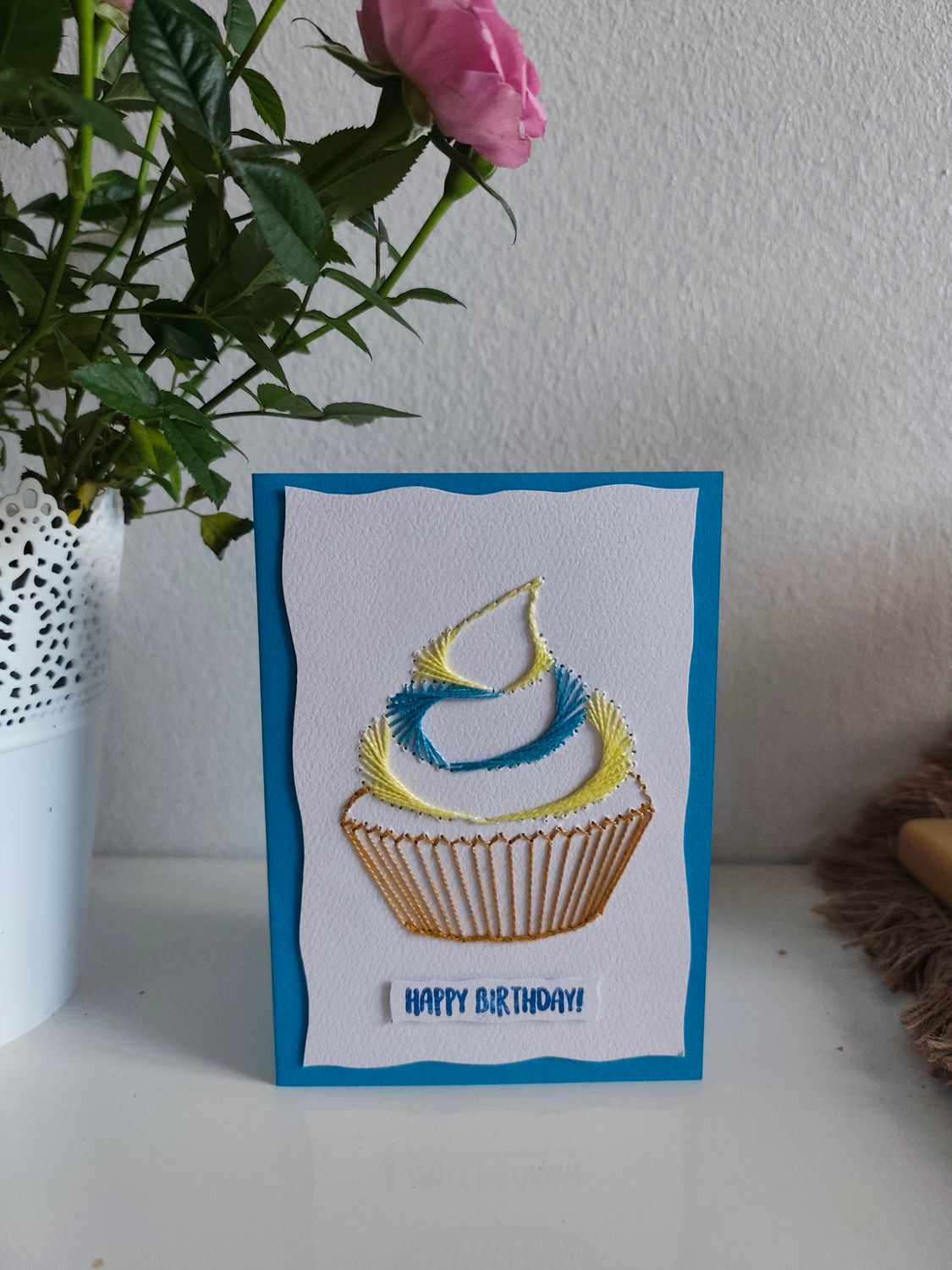 Ročno izvezena rojstnodnevna voščilnica Muffin - modra