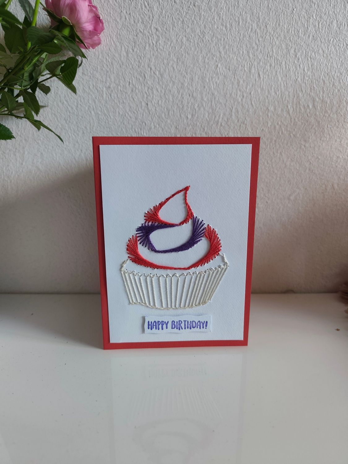 Ročno izvezena rojstnodnevna voščilnica Muffin - rdeča