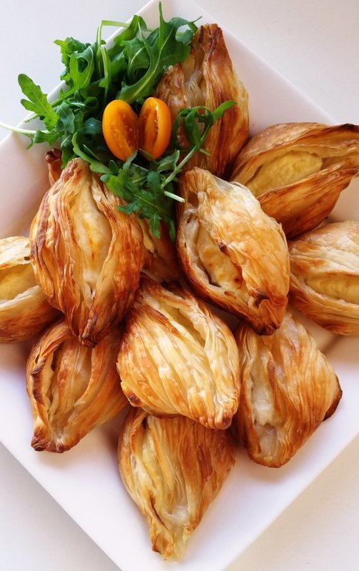 Gato's Pastizzi tal-Irkotta u Feta (Feta and Ricotta Pastizzi)