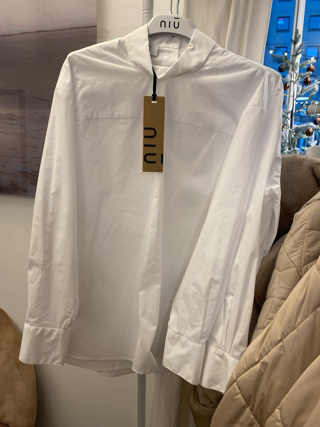 Witte Bloes NIU AW25603 rolkraag