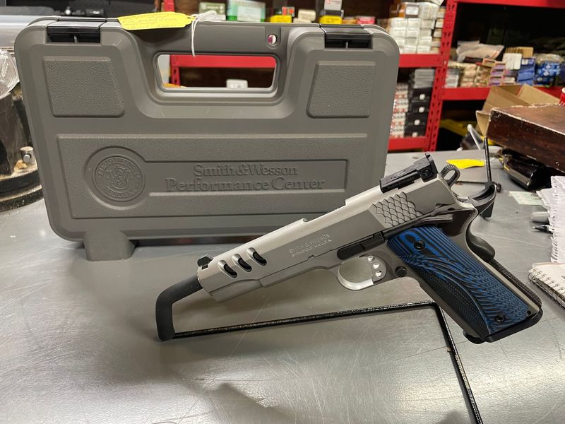 Smith & Wesson 1911, 5 inch, 45 acp, factory ported custom shop edition. 1 mag, 2021 Smith & Wesson 1911, 5 inch, 45 acp, factory ported custom shop edition. 1 mag, 2021