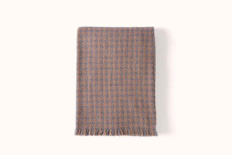ALONPI GREY AND BEIGE SUBTLE HOUNDSTOOTH CASHMERE THROW