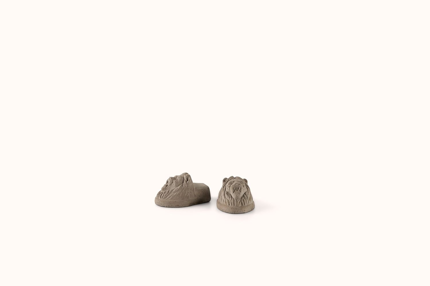 BERGS POTTER GREY TERRACOTTA LIONS PAW PLANTER FOOT