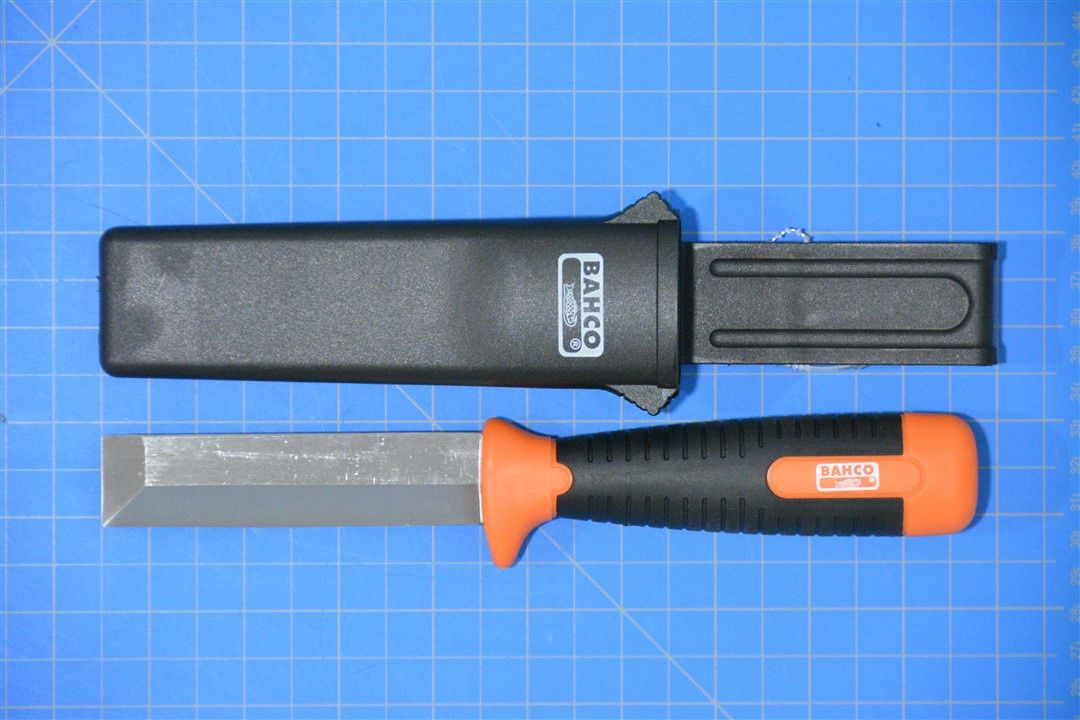 CHISEL-STYLE WRECKING KNIFE WITH CASE, BLACK