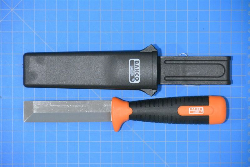 CHISEL-STYLE WRECKING KNIFE WITH CASE, BLACK