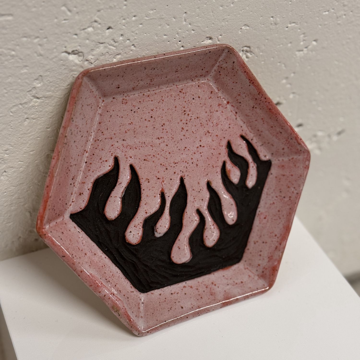 Flame Plate Medium Hexagon, Color: Speckled Pink