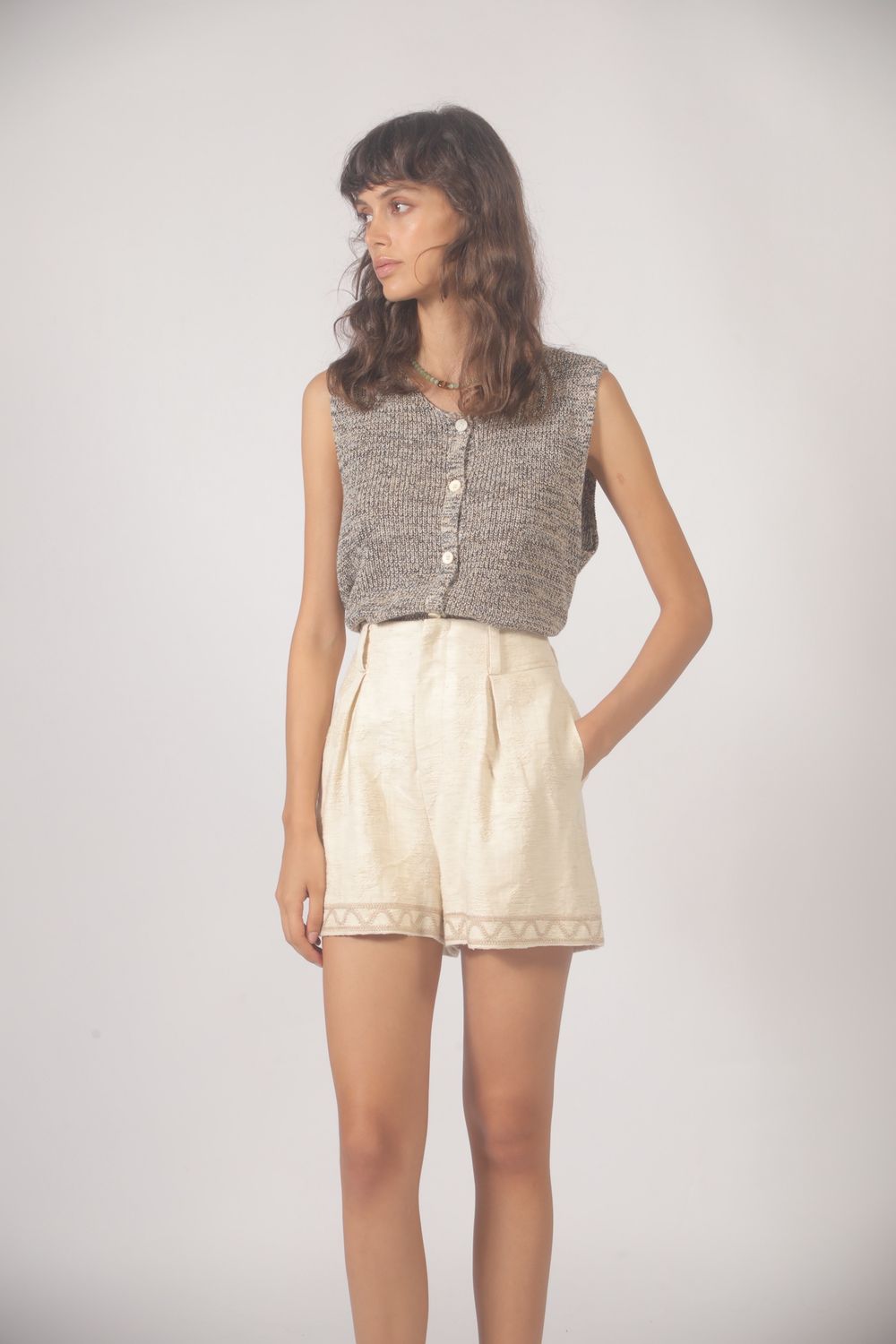 Short met geborduurd detail - cream