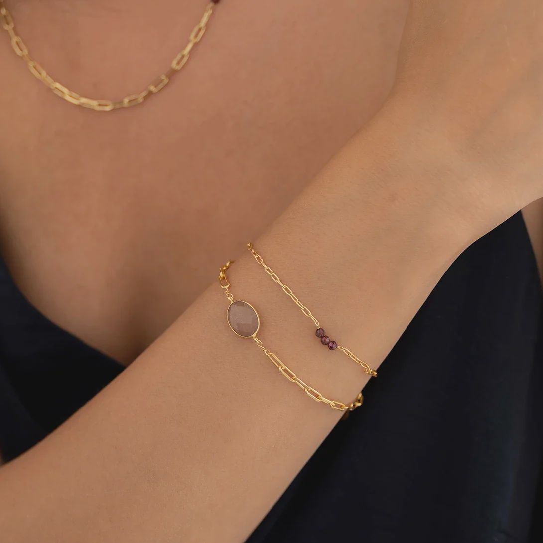 Affinity - perzik maansteen granaat vergulde armband