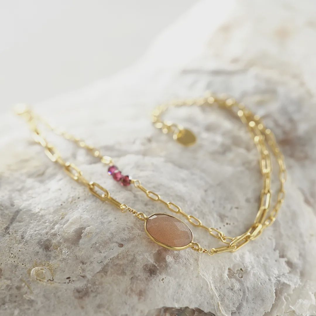 A beautiful story Affinity perzik maansteen granaat vergulde armband