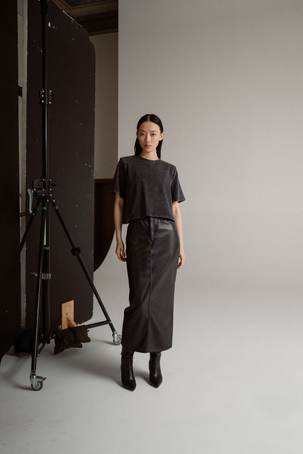 Ahlvar gallery Okaya cropped tee - washed black
