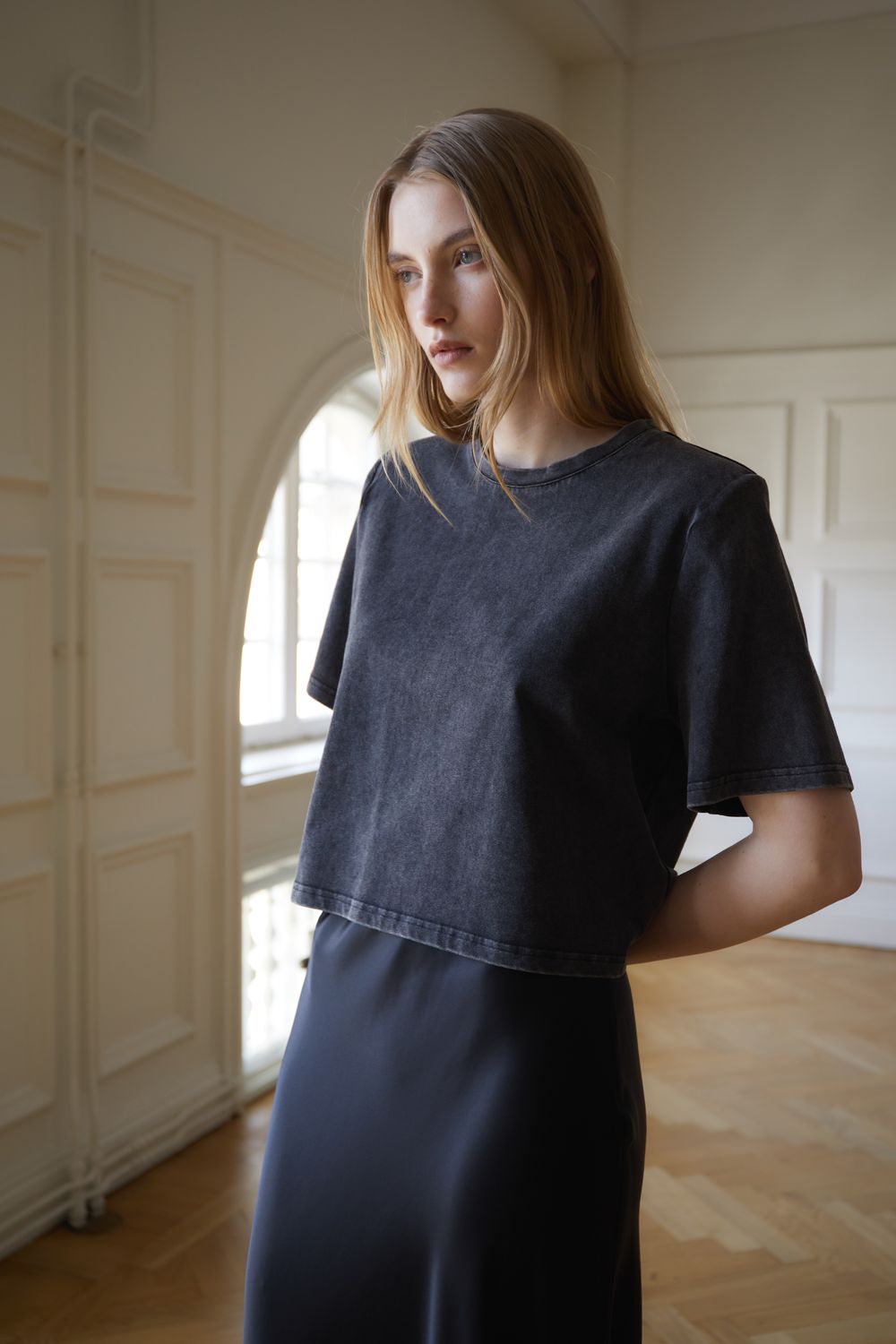 Ahlvar gallery Okaya cropped tee - washed black