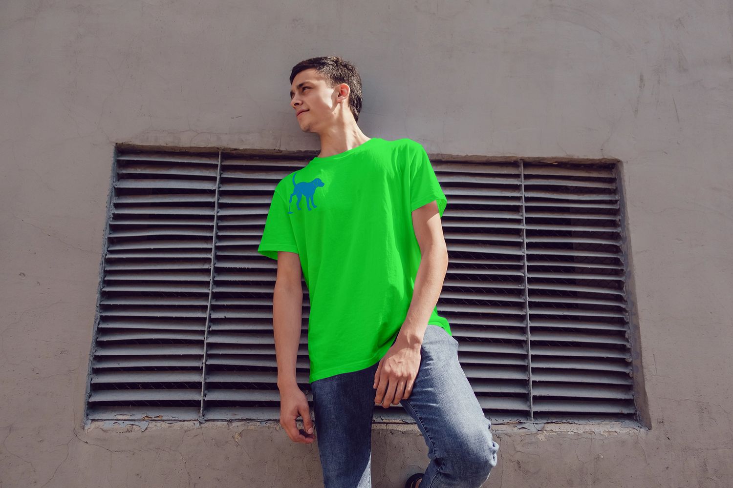 Perro meando Mubienn