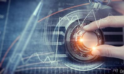 Main ouvrant un coffre-fort