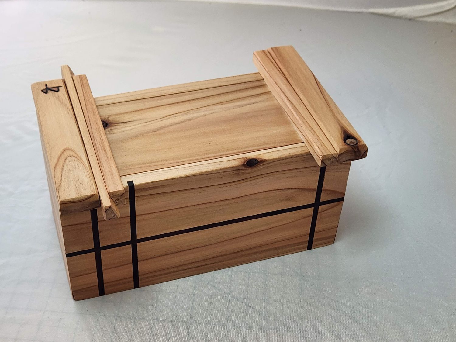 Runas con caja de madera