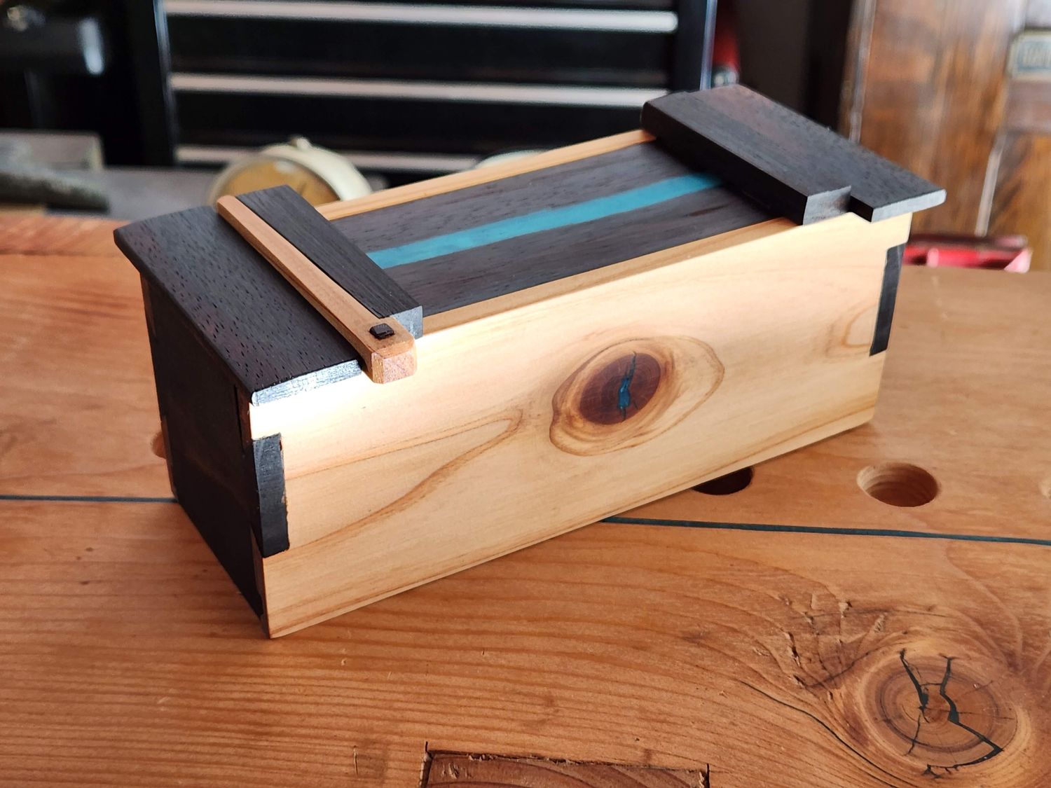 Caja madera con detalle de color Turquesa