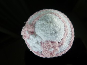 Hatt ,rosa og hvit