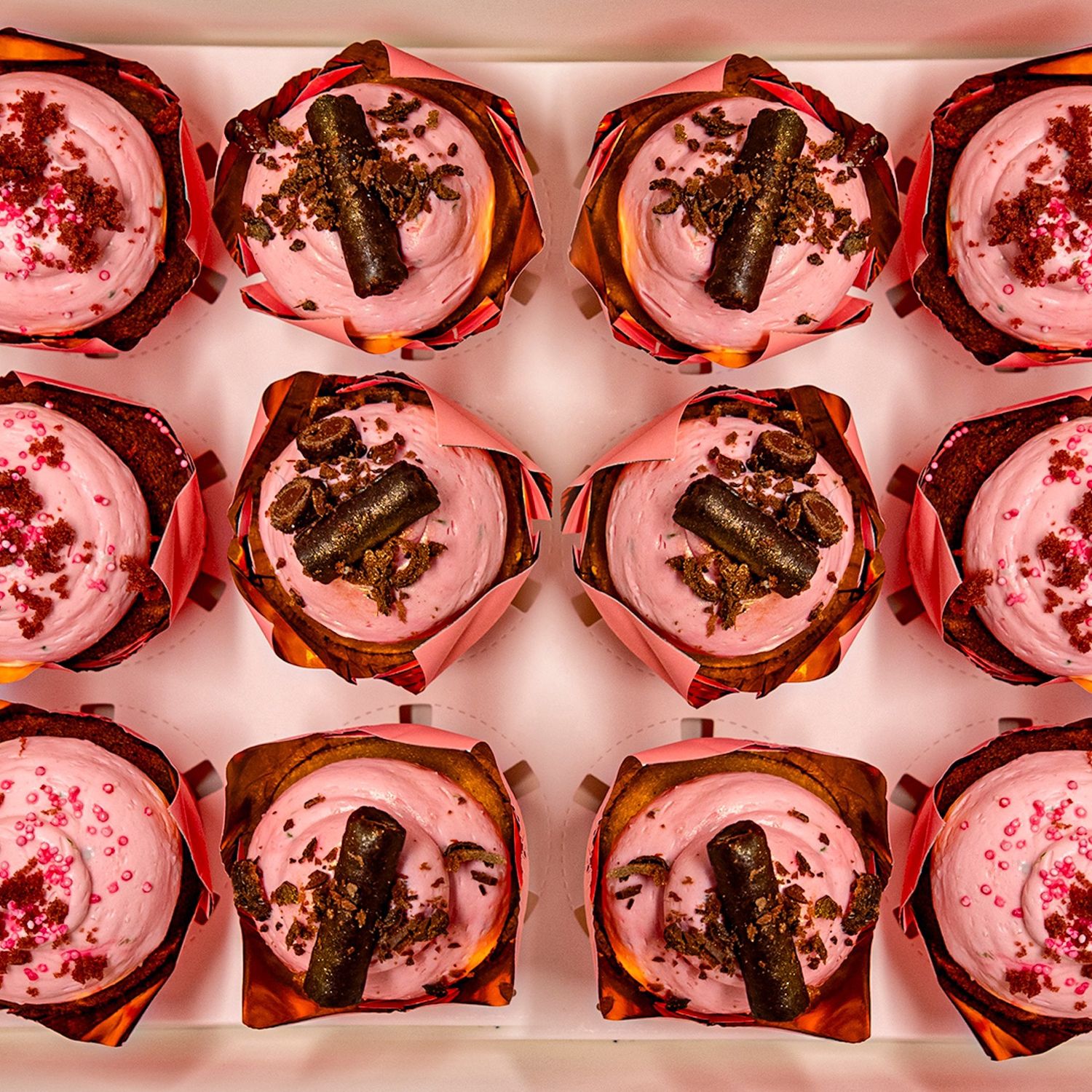 Box of 12 Cupcakes, Filling &amp; Topping: Strawberry &amp; White Chocolate, Sponge Cake Flavor: Chocolate