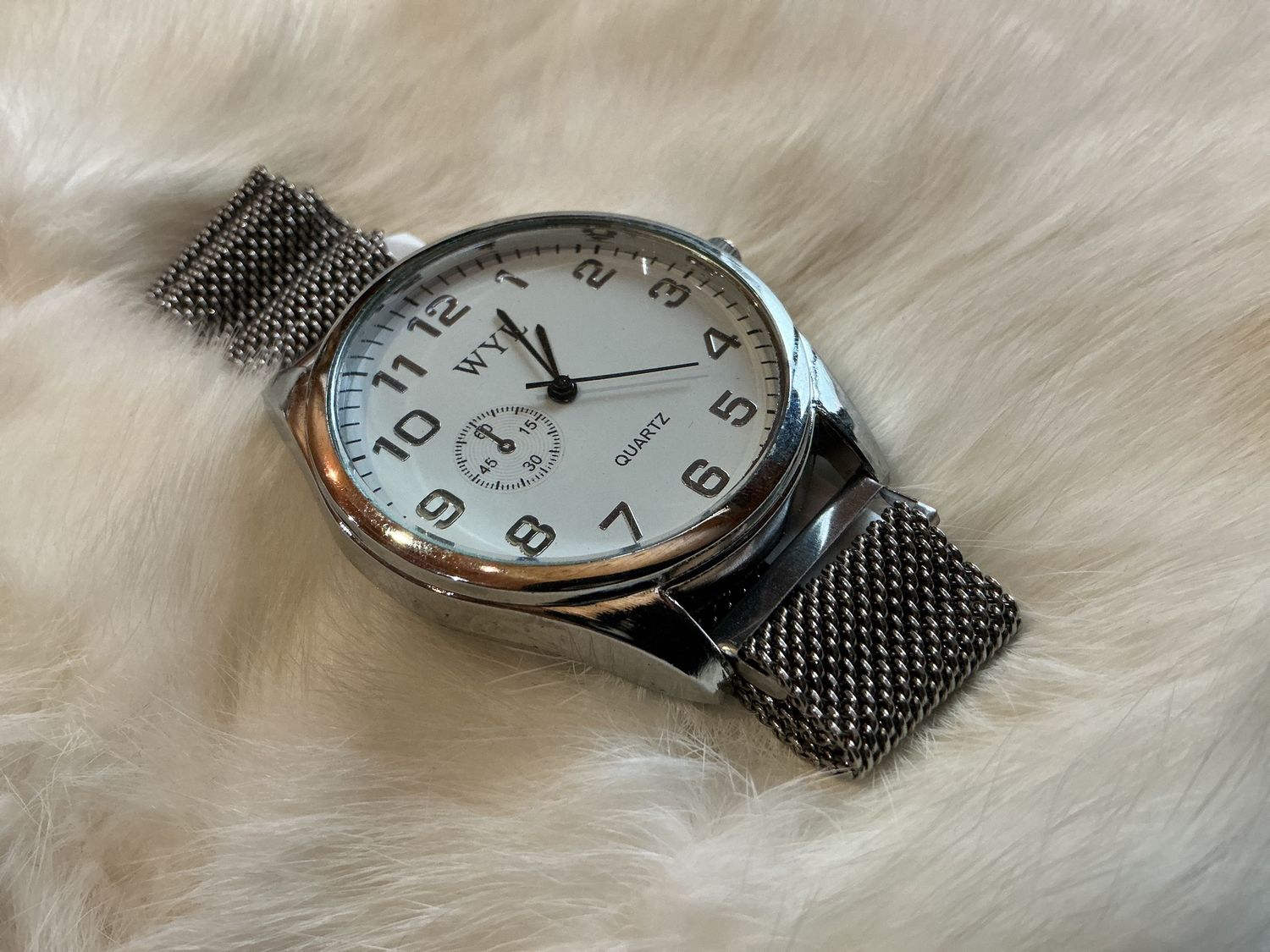 Magnetic Band Analog Watches, Colour: Silver