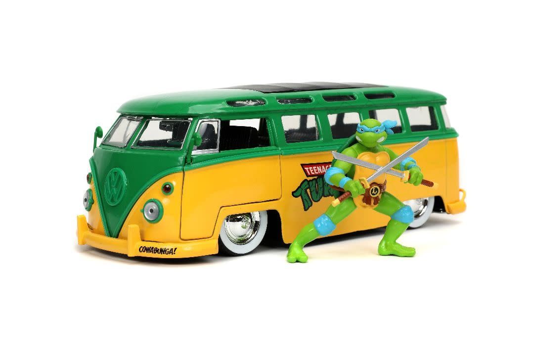 Jada Toys 1/24 " Hollywood Rides "1962 VW Bus w/ Leonardo Ninja Turtle