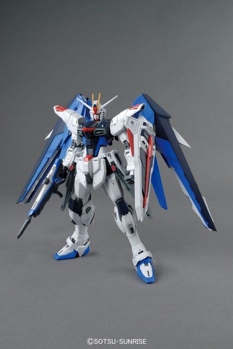 Bandai 1/100 MG Freedom Gundam Version 2.0