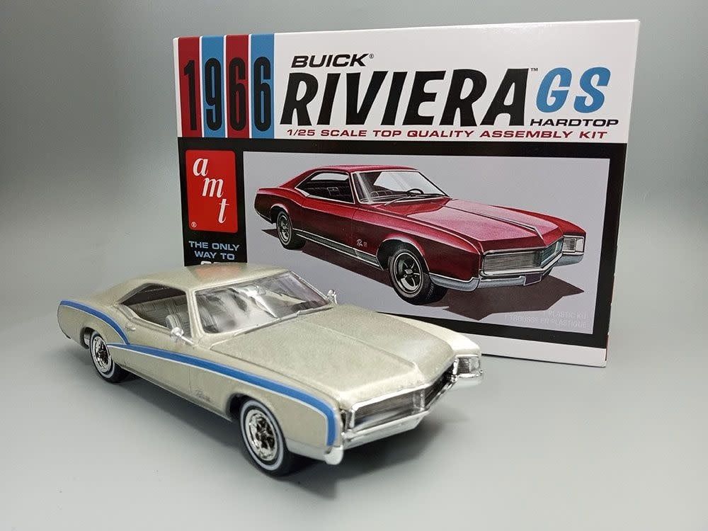 AMT\ERTL 1/25 1966 Buick Riviera GS (Level 2)