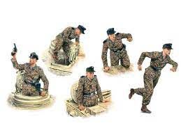 Miniart 1/35 German Tank Crew France 1944