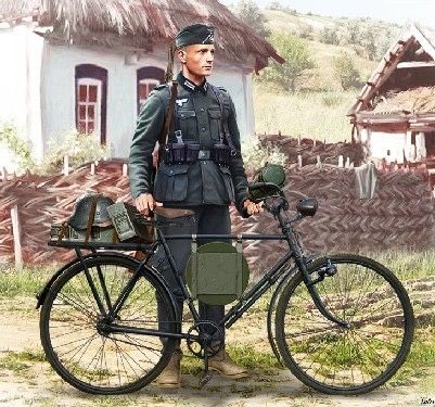 Masterbox Models 1/35 1939-1942 German Soldier with Bicycle