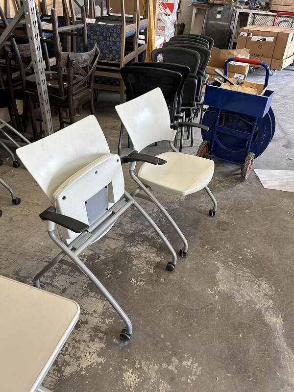 Clearance! Lot Of 15 Plastic Seat Nesting Chairs With Casters