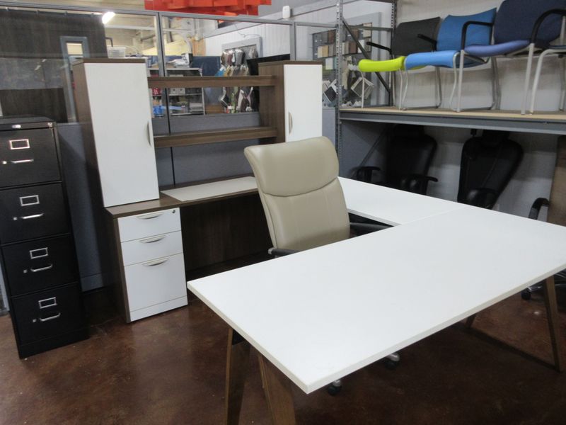 Clearance! U-Shape Desk &amp; Hutch 8 1/2&#39; x 6&#39;