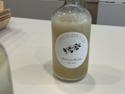 8 oz Vanilla Musk Wool Wash