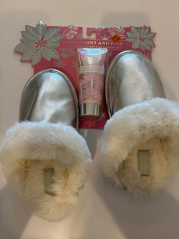 Peppermint And Pond, Women, Slippers, And Lotion Set