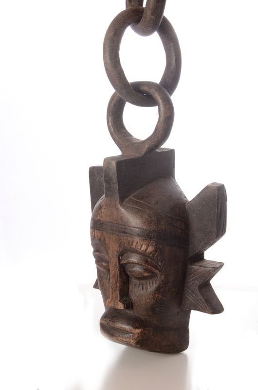 Afrikanische Deko Maske mit Ringen, 30 cm – Handgeschnitzte Holzmaske aus Ghana