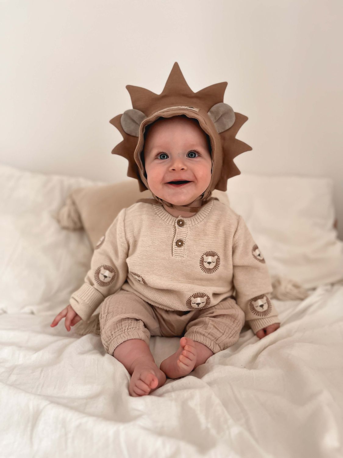 LINEN BONNET 'LION'