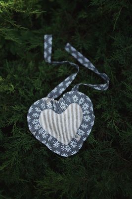 LINEN BABY BIB 'STRIPED HEART'
