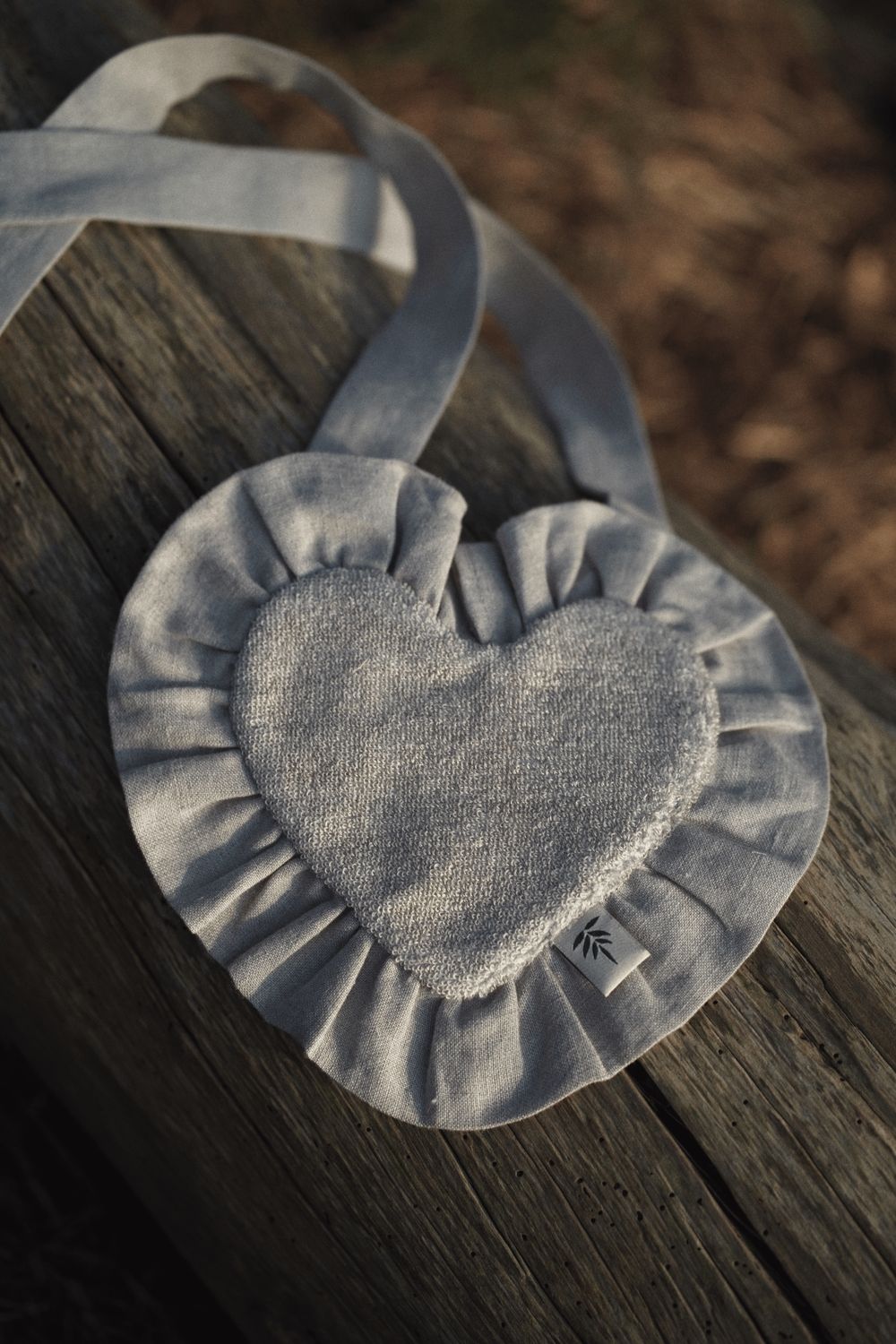 LINEN BABY BIB 'NEUTRAL HEART'
