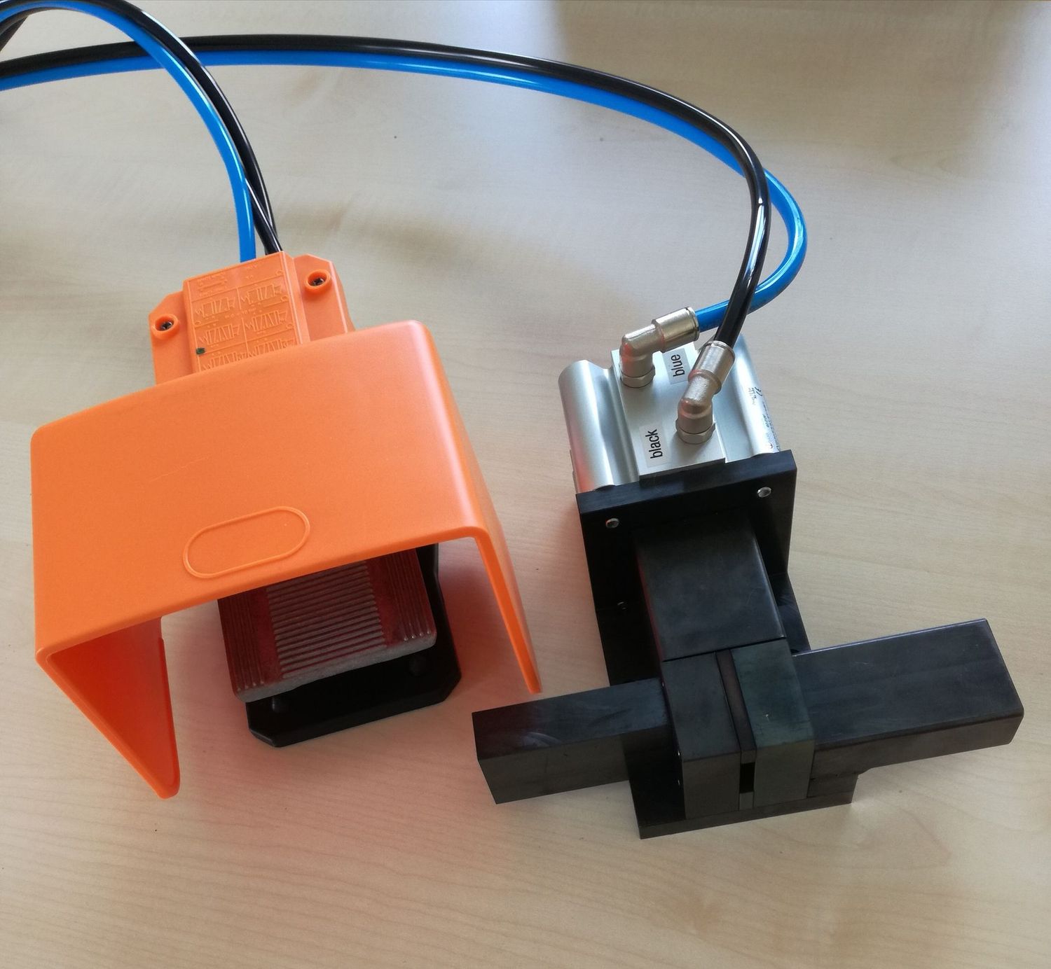 Cut P12 - Pneumatische Schneidevorrichtung mit Fußpedal Cut P12 - Pneumatische Schneidevorrichtung mit Fußpedal