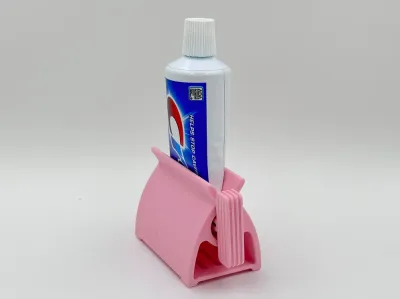 Држач за паста + 2 футроли за четка гратис!