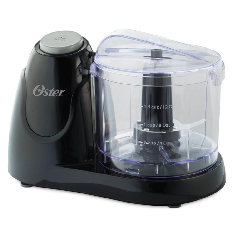 Pica, muele y mezcla diferentes alimentos e ingredientes, permitiéndote preparar una gran variedad de recetas en tan solo segundos. Su potente motor y diseño compacto lo convierten en el aliado perfecto de tu cocina.
Amplio recipiente de 1,5 tazas o 0,3 l de capacidad para que proceses una mayor cantidad de alimentos a la vez
Motor potente y duradero para procesar todo tipo de comidas
Pica muele y mezcla diferentes alimentos e ingredientes, permitiendote preparar una gran variedad de recetas.
Función de pulso para controlar el proceso más eficientemente.
Cuchillo de acero inoxidable en forma de S.
Accesorios fáciles de remover y lavar, inclusive en el lavaplatos automático.
Consumo de energía: 1,585 Wh/Día