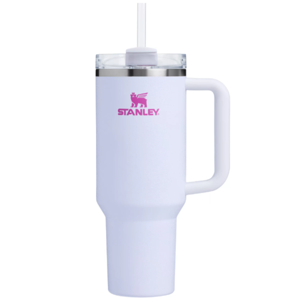 Construido con acero inoxidable reciclado para un sorbo sostenible, nuestro Quencher H2.0 de 40 oz ofrece la máxima hidratación con menos recargas. Al ir al trabajo, al gimnasio o estudio, querrás tener este vaso a tu lado. Gracias al aislamiento al vacío de Stanley, su agua se mantendrá helada, hora tras hora.
La tapa FlowState avanzada cuenta con una cubierta giratoria con tres posiciones:
Una abertura para el pitillo diseñada para resistir las salpicaduras mientras mantiene el pitillo reutilizable en su lugar.
Una abertura para beber.
Una tapa de cobertura total.
El asa ergonómica incluye inserciones de agarre cómodo para transportarlo con facilidad, y la base angosta se adapta a casi cualquier portavasos de automóvil.
Capacidad: 40 oz (1.2 litros)
Peso: 652 gramos.
Dimensiones: 9.8 x 14.78 x 31.2 cm (3.86 x 5.82 x 12.3 pulgadas).
Serie: Adventure
NO es a prueba de fugas
Mantiene tu bebida fría 11 horas y la conserva fría por 2 días cuando inicia con hielo.
90 % acero inoxidable 18/8 reciclado, sin BPA, naturalmente libre de Bisfenol (BPA).
El ícono de acero inoxidable reciclado dentro del termo indica que tu Quencher está hecho de materiales sostenibles.
Aislamiento al vacío de doble pared.
Acabado de pintura en polvo.
Tapa de rosca de 3 posiciones FlowState.
Pitillo reutilizable.
Mango de agarre cómodo.
Compatible con varios portavasos de carros gracias al diámetro de su base que es 7.9 cm (3.1 pulgadas).
Apto para lavaplatos.