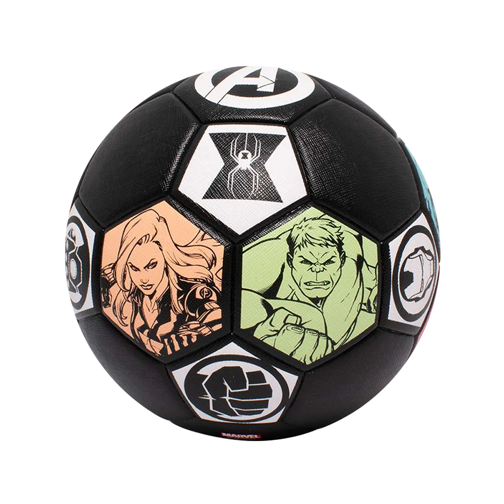 Balón hecho en tecnología Thermobonded.
Hecho en cuero PU.
Confianza en la respuesta, sin temor a cabecear.
Balón de alta suavidad.
Superficies de juego: Césped natural, grama artificial, arenilla y tierra.
Diseño inspirado en Avengers.
Balón: #4.
Peso: 350 a 390 gr.
Circunferencia: 63 a 66 cm.
Rebote: 110 a 130 cm.
Edad recomendada: A partir de 17 años.