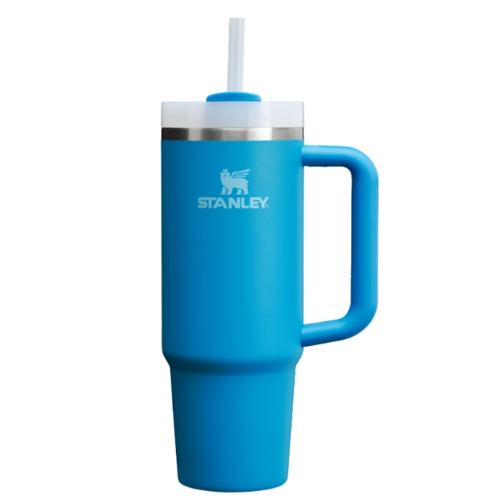 Este Quencher H2.0 tiene un tamaño generoso (pero no demasiado grande) con un mango cómodo y fácil de transportar y una base estrecha que se adapta a la mayoría de los portavasos.
¿Largo día de reuniones? ¿Viaje fuera de la ciudad? Nuestro termo de 30 oz, fabricado con acero inoxidable reciclado, está a la altura del desafío de la hidratación.
El aislamiento al vacío de doble pared mantendrá el agua fría durante 9 horas y 40 horas cuando inicia con hielo.
La tapa FlowState avanzada cuenta con una cubierta giratoria con tres posiciones:
- Una abertura para el pitillo diseñada para resistir las salpicaduras mientras mantiene el pitillo reutilizable en su lugar.
- Una abertura para beber.
- Una tapa de cobertura total.
El asa ergonómica incluye inserciones de agarre cómodo para transportarlo con facilidad, y la base angosta se adapta a casi cualquier portavasos de automóvil.
Capacidad: 30 oz (887 ml)
Peso: 499 gramos.
Dimensiones: 8.8 x 13.7 x 27.4 cm (3.46 x 5.4 x 10.8 pulgadas).
Serie: Adventure
NO es a prueba de fugas
Mantiene tu bebida:
- Caliente 5 horas.
- Fría 9 horas.
- Fría por 40 horas cuando inicia con hielo.
Material: 90 % acero inoxidable 18/8 reciclado, sin BPA.
El ícono de acero inoxidable reciclado dentro del termo indica que tu Quencher está hecho de materiales sostenibles.
Aislamiento: al vacío de doble pared
Características:
- Acabado de pintura en polvo.
- Tapa de rosca de 3 posiciones FlowState.
- Pitillo reutilizable.
- Mango de agarre cómodo.
- Compatible con varios portavasos de carros gracias al diámetro de su base que es 7.9 cm (3.1 pulgadas).
Apto para lavaplatos.