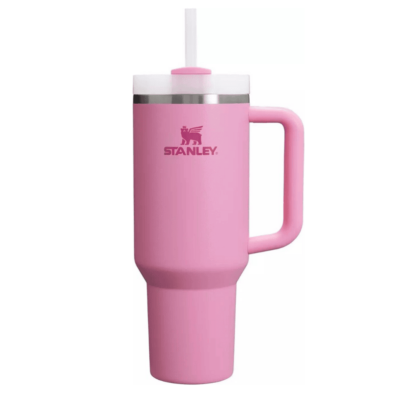 La tapa FlowState avanzada cuenta con una cubierta giratoria con tres posiciones: una abertura para el pitillo diseñada para resistir las salpicaduras mientras mantiene el pitillo reutilizable en su lugar, una abertura para beber y una tapa de cobertura total. El asa ergonómica incluye inserciones de agarre cómodo para transportarlo con facilidad, y la base angosta se adapta a casi cualquier portavasos de automóvil. 
 
 Referencia: 10-10824 
 
 Capacidad: 40 oz (1.2 litros) 
 
 Peso: 652 gramos. 
 
 Dimensiones: 9.8 x 14.78 x 31.2 cm (3.86 x 5.82 x 12.3 pulgadas). 
 
 Serie Adventure 
 
 NO es a prueba de fugas 
 
 Mantiene tu bebida caliente 7 horas, fría 11 horas y la conserva fría por 2 días cuando inicia con hielo. 
 
 90 % acero inoxidable 18/8 reciclado, sin BPA naturalmente libre de Bisfenol (BPA) 
 
 El ícono de acero inoxidable reciclado dentro del termo indica que tu Quencher está hecho de materiales sostenibles 
 
 Aislamiento al vacío de doble pared 
 
 Acabado de pintura en polvo 
 
 Tapa de rosca de 3 posiciones FlowState 
 
 Pitillo reutilizable 
 
 Mango de agarre cómodo 
 
 Compatible con varios portavasos de carros gracias al diámetro de su base que es 7.9 cm (3.1 pulgadas). 
 
 Apto para lavaplatos.